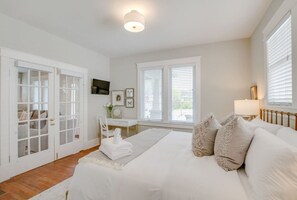 4 bedrooms, desk, iron/ironing board, travel cot