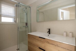 Banheira, secador de cabelo