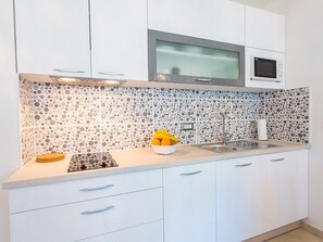 ثلاجة، ميكروويف، موقد طهي مسطح، غسالة أطباق