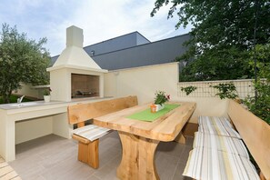 تناول الطعام بالخارج