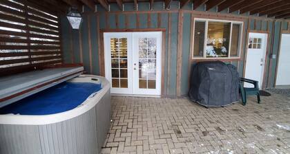 Mountain Side Forest Retreat - Hot Tub!! - 1br 1ba <3beds>