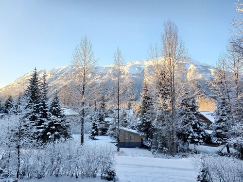 Mountain Side Forest Retreat - Hot Tub!! - 1br 1ba <3beds>