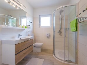 Shower, hair dryer, towels