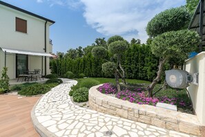 Outdoor dining - New stylishly furnished fully equipped two bedroom apartment in a villa with pool near Porec, all rooms air conditioned (Nova Vas)