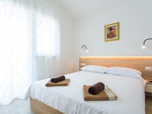 2 bedrooms, WiFi, bed sheets - New stylishly furnished fully equipped two bedroom apartment in a villa with pool near Porec, all rooms air conditioned (Nova Vas)