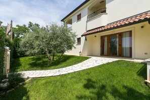 Exterior - New stylishly furnished fully equipped two bedroom apartment in a villa with pool near Porec, all rooms air conditioned (Nova Vas)