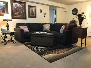 Smart TV, fireplace, books, offices - Peaceful, Cozy & Spacious Lower Level Dwelling (Bella Vista)