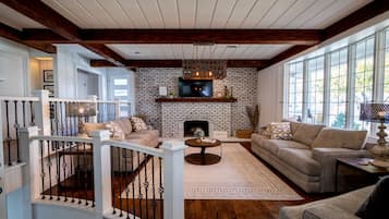 Smart TV, chimenea, mesa de ping pong