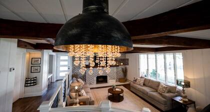 Beautifully renovated 3,800 sq ft house between 2 federal lakes