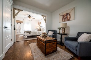 5 bedrooms, iron/ironing board, free WiFi, bed sheets - Beautifully renovated 3,800 sq ft house between 2 federal lakes (Lyndon)