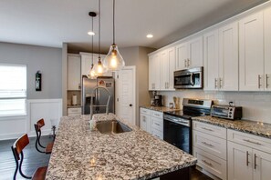 Fridge, microwave, oven, stovetop - Gorgeous Downtown Pad-3 Br- 2.5BTH -Large Patio (Nashville)