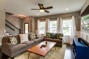 TV - Gorgeous Downtown Pad-3 Br- 2.5BTH -Large Patio (Nashville)