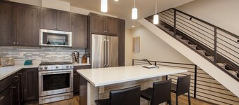 Downtown 4 bedroom private hot tub & mountain views