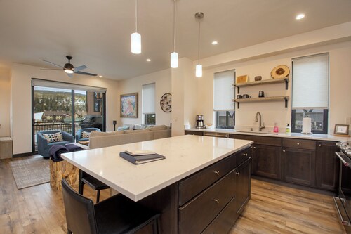 Downtown 4 bedroom private hot tub & mountain views
