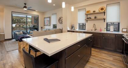 Downtown 4 bedroom private hot tub & mountain views