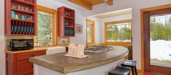 Cabin getaway 3 bedroom, garage, open floor plan