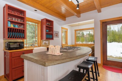 383 County Road 508 Cabin getaway in the woods, remote work space & garage