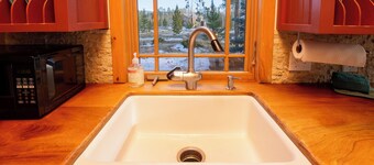 Cabin getaway 3 bedroom, garage, open floor plan