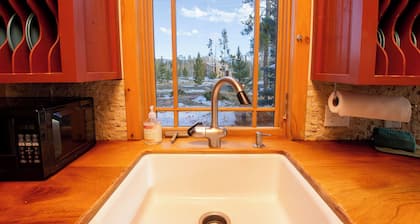 Cabin getaway 3 bedroom, garage, open floor plan