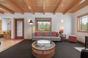 TV, fireplace, DVD player, table football - Cabin getaway 3 bedroom, garage, open floor plan (Fraser)