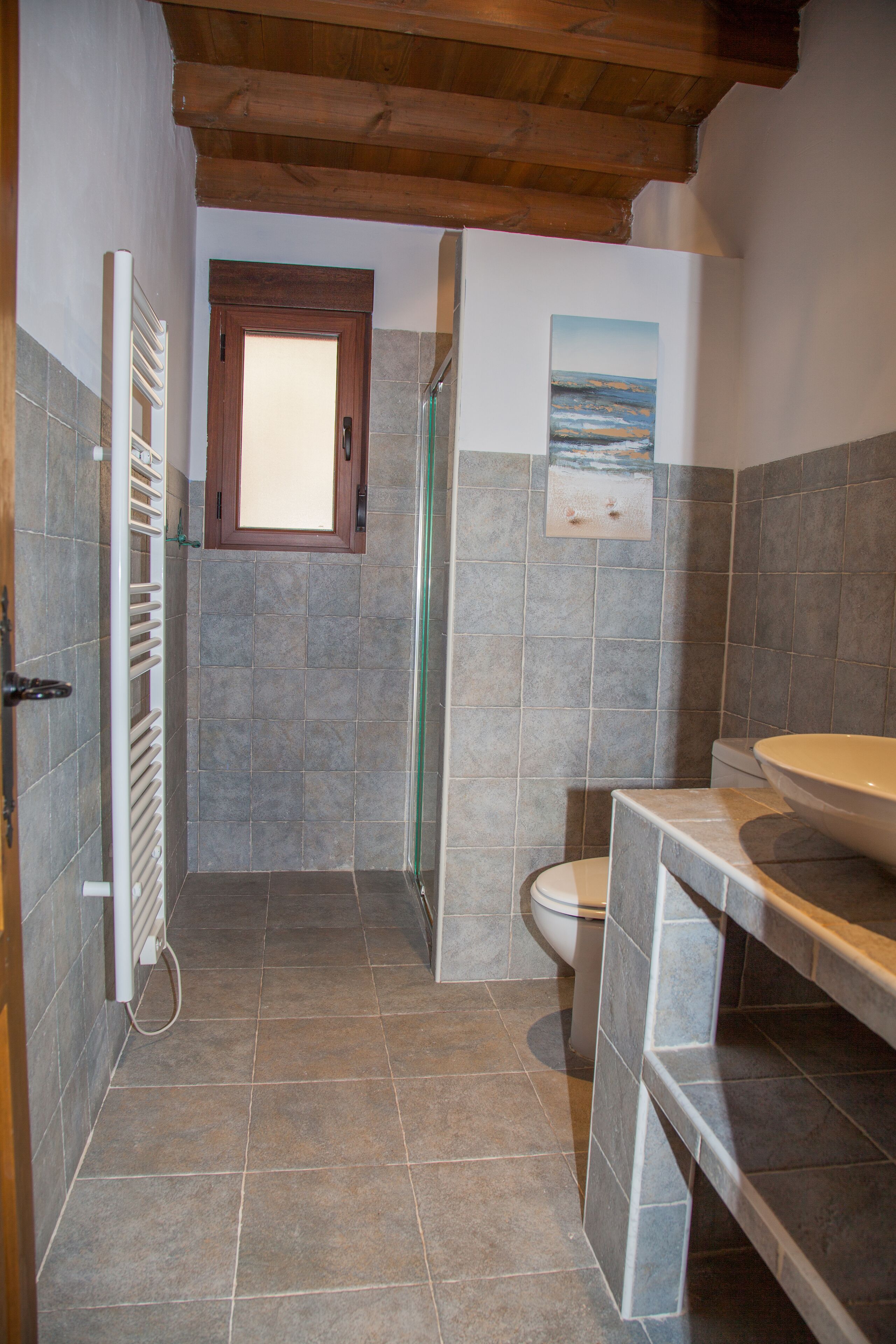 Un baño con ducha, inodoro y lavamanos.