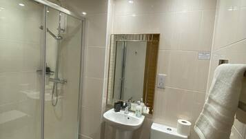 Classic Apartment, Ensuite, City View (Apartment 8) | Bathroom