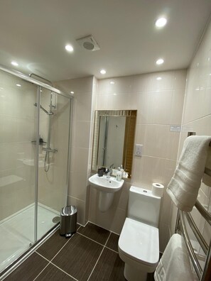 Classic Apartment, Ensuite, City View (Apartment 8) | Bathroom - Waverley Inn Apartments (Inverness)