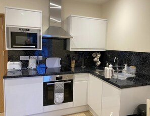 Comfort Apartment, Ensuite (Apartment 1) | Shared kitchen - Waverley Inn Apartments (Inverness)