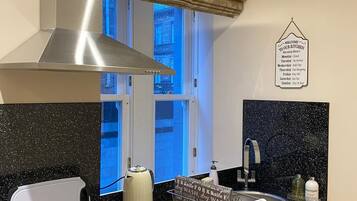 City Apartment, Ensuite (Apartment 9) | Shared kitchen