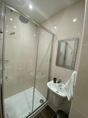 City Apartment, Ensuite (Apartment 9) | Bathroom - Waverley Inn Apartments (Inverness)