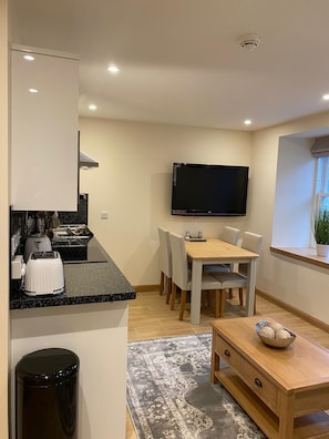 Comfort Apartment, Private Bathroom, City View (Apartment 10) | Interior
