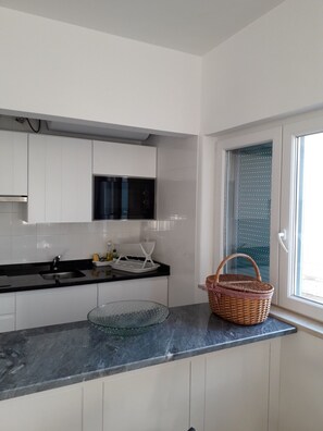 Kjøleskap, mikrobølgeovn, kokeplater og kaffetrakter/tekoker