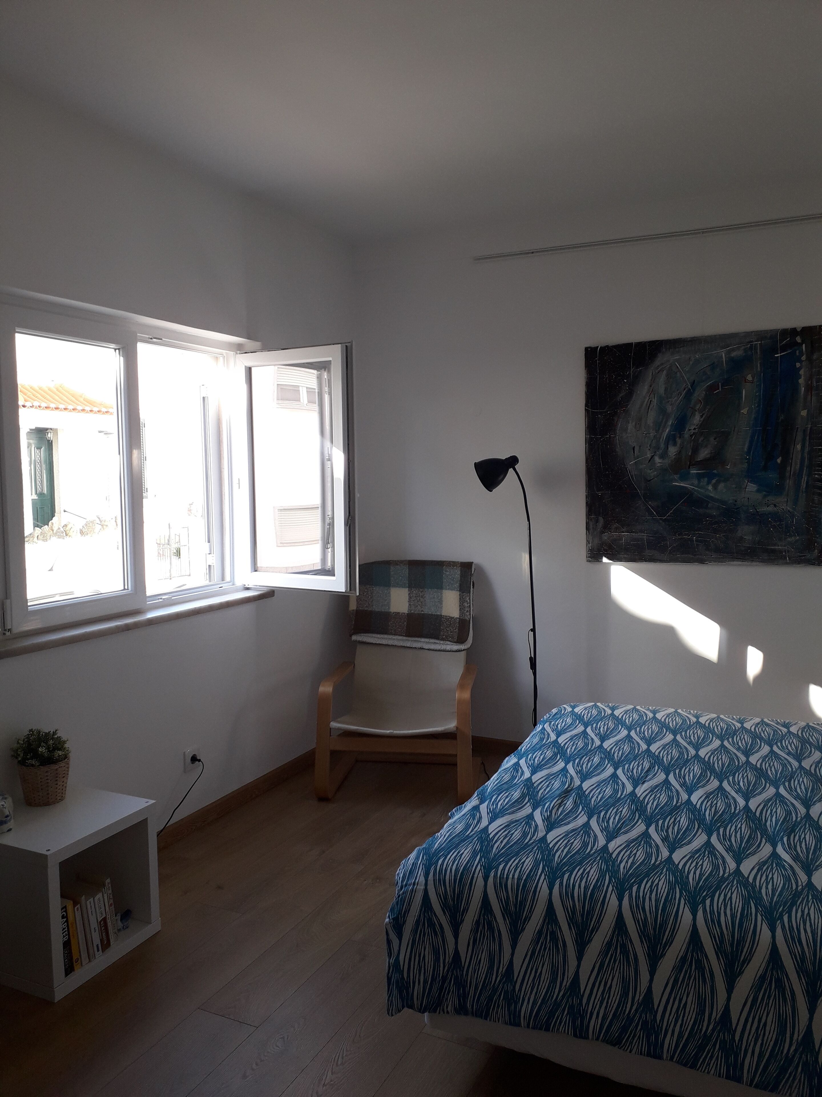 1 dormitorio, escritorio, tabla de planchar con plancha y wifi