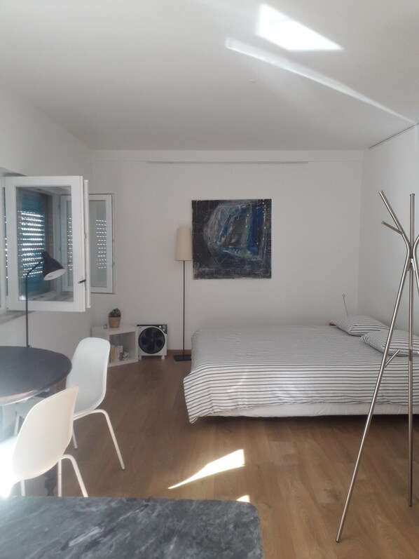 1 chambre, bureau, fer et planche à repasser, Wi-Fi