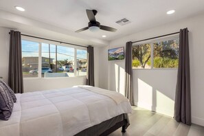 4 Schlafzimmer, Schreibtisch, Bügeleisen/Bügelbrett, Reisekinderbett