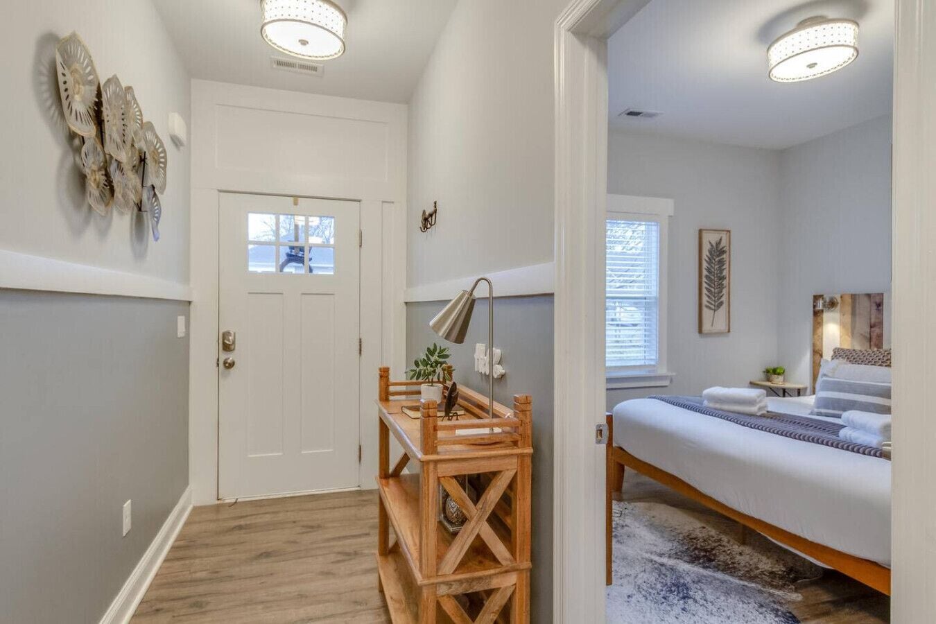 4 عدّة غرف نوم ومكتب ومكواة/لوح كي وسرير سفر