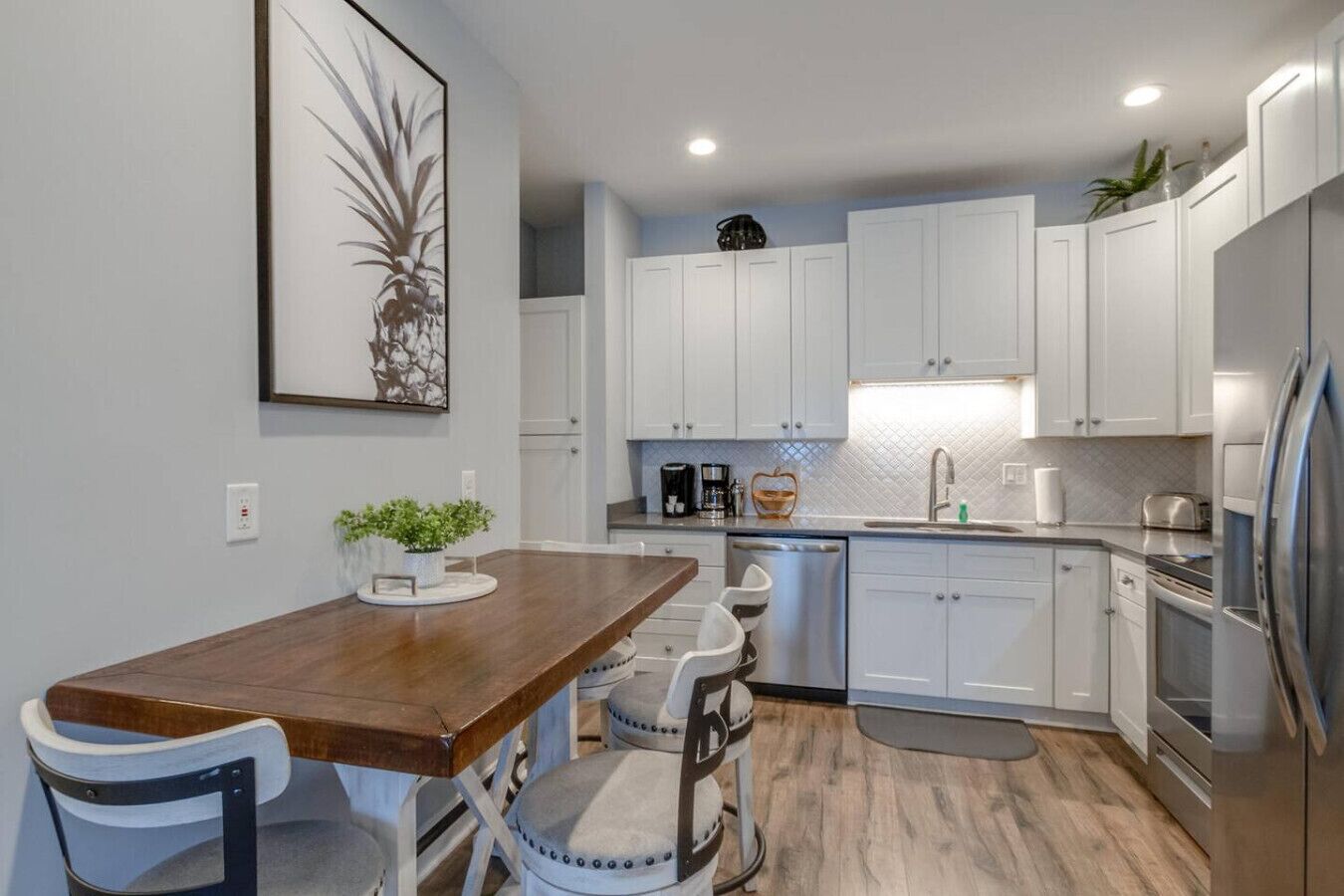 Geladeira, micro-ondas, fogão, cooktop