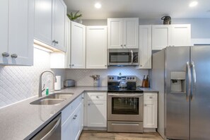 冷蔵庫、電子レンジ、オーブン、コンロ