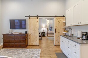 雪櫃、微波爐、焗爐、爐具