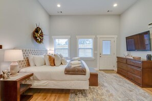 4 habitaciones, escritorio y tabla de planchar con plancha