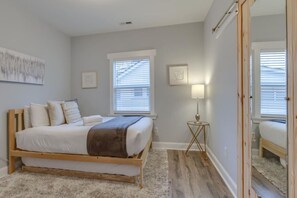 4 室のベッドルーム、デスク、アイロン / アイロン台、旅行用ベビーベッド