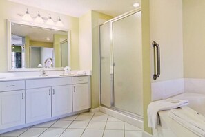 Bañera con ducha, secador de pelo, toallas, jabón