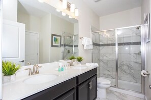 Villa, varias camas (1584MC-The Retreat at ChampionsGate) | Baño