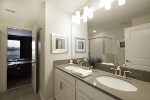Casa, varias camas (8890CCD-The Retreat at ChampionsGate) | Baño