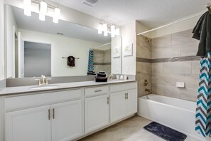 Apartment, Mehrere Betten (C770PBD-The Retreat at ChampionsGate) | Badezimmer