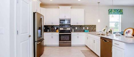 House, Multiple Beds (C8800ILC-The Retreat at ChampionsGate) | Private kitchen