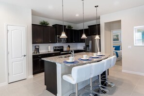 House, Multiple Beds (8912PRW- NON RENTING JULY 7, 2022 Win) | Private kitchen