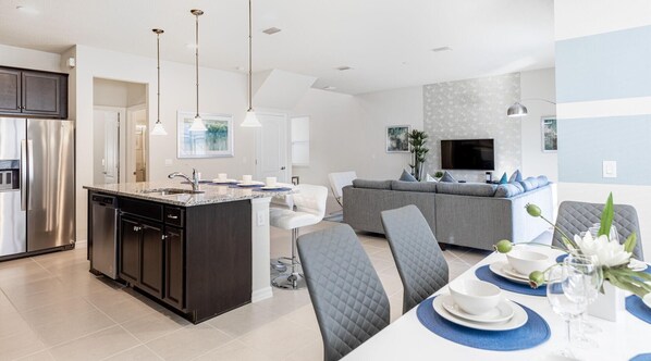 House, Multiple Beds (8912PRW- NON RENTING JULY 7, 2022 Win) | Private kitchen