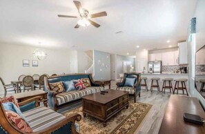 Maison, plusieurs lits (C9036SID-The Retreat at ChampionsGate) | Salle de séjour | Cheminée