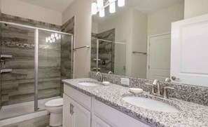 Hus - flera sängar (C9036SID-The Retreat at ChampionsGate) | Badrum